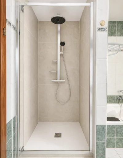 Dusche mit Glasabtrennung nach Sanitärinstallation in Ostbelgien
