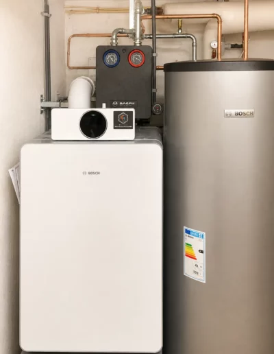 Moderne Heizungsanlage mit Warmwasserspeicher und Technikinstallation in Ostbelgien