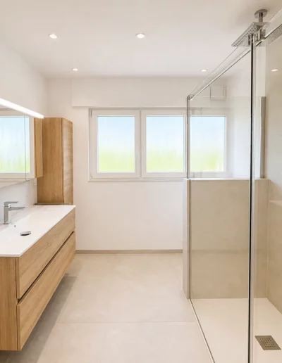 Moderne Badsanierung mit bodengleicher Dusche und Waschtisch in Ostbelgien
