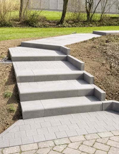 Pflastertreppe im Außenbereich mit Stufenanlage durch Bauunternehmen in Ostbelgien