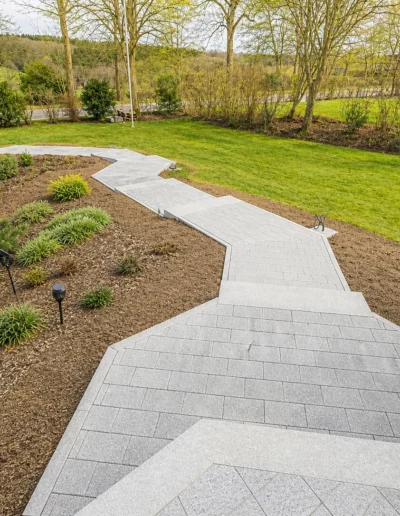 Gepflasterter Gartenweg mit moderner Außenanlage durch Bauunternehmen in Ostbelgien