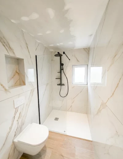 Modernes Badezimmer mit Marmoroptik und bodengleicher Dusche nach Badsanierung in Ostbelgien